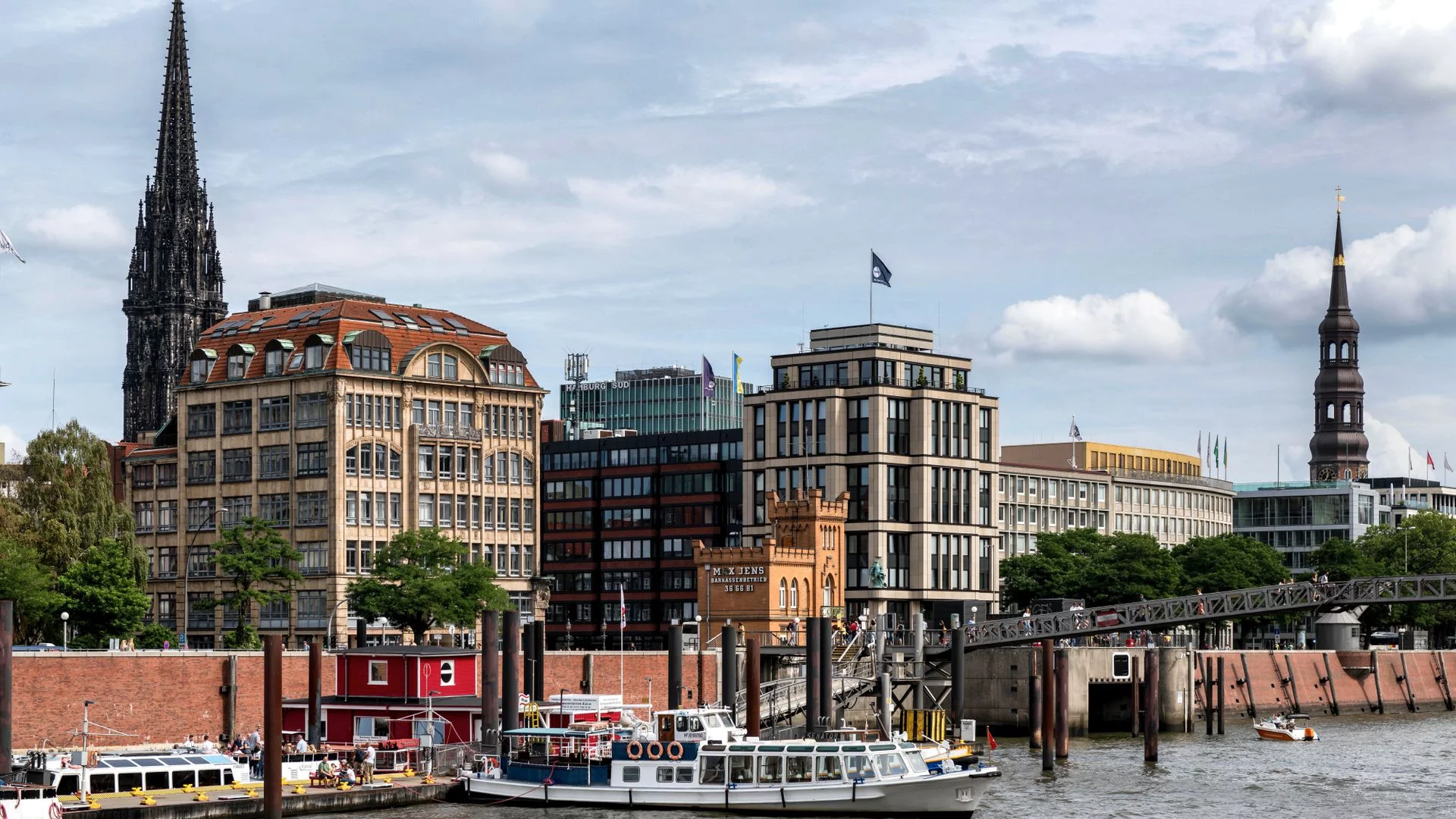 Hamburg Hafen mit Kirchturm, Schiffe und moderne Gebäude