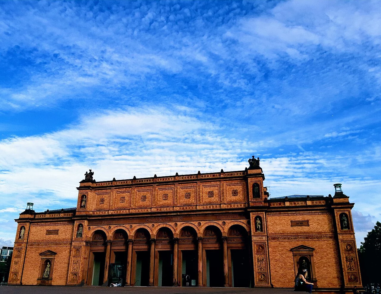 Hamburger Kunsthalle: Historische Architektur mit Säulengang und Skulpturen
