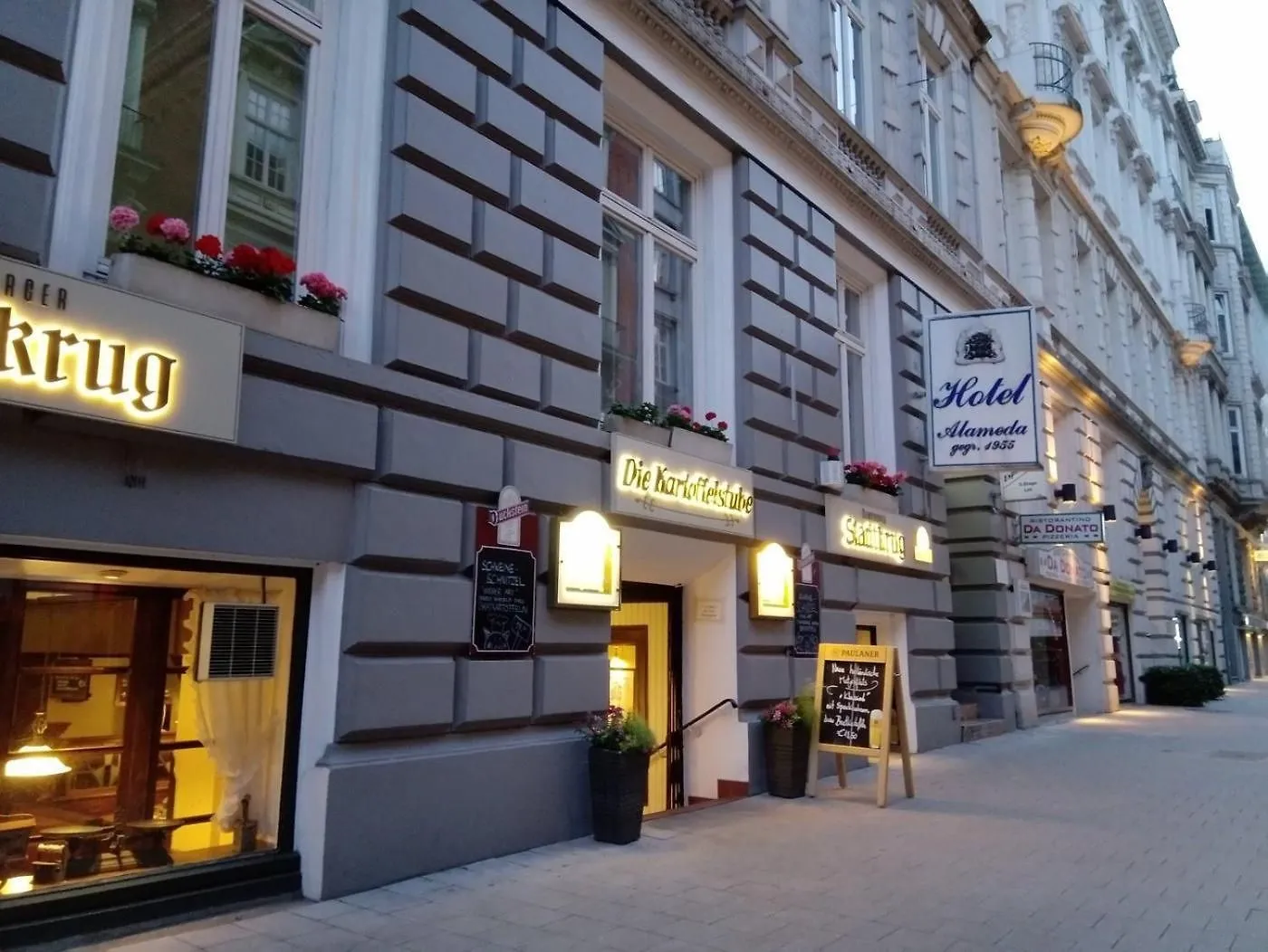 Hotel Alameda Hamburg: Fassade mit Schildern und Schaufenstern